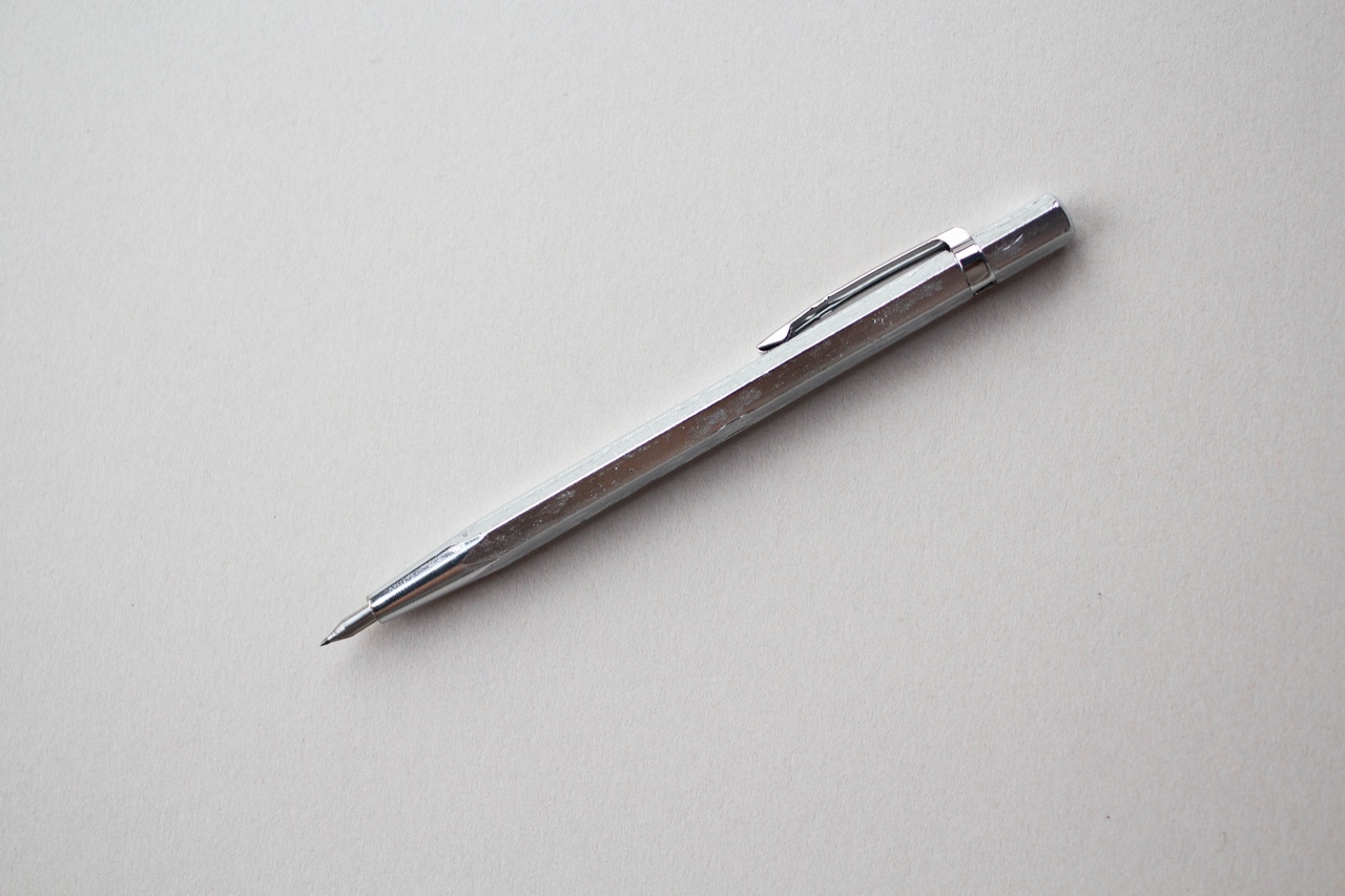 Сухая игла в виде ручки цвета серебра