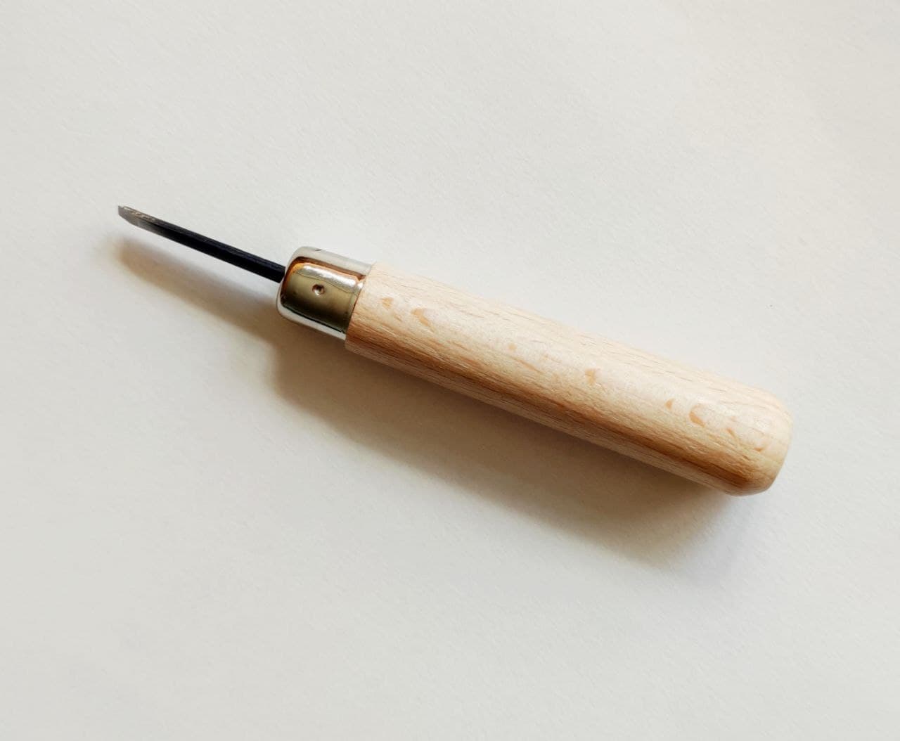 Штихель (резец) RGM 301 с V-образным лезвием 4 мм с деревянной ручкой